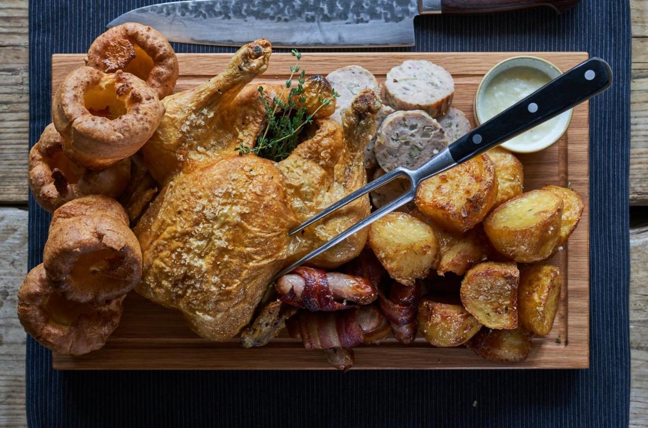 Mitre Hotel Kingston upon Thames  Exterior foto Sunday roast