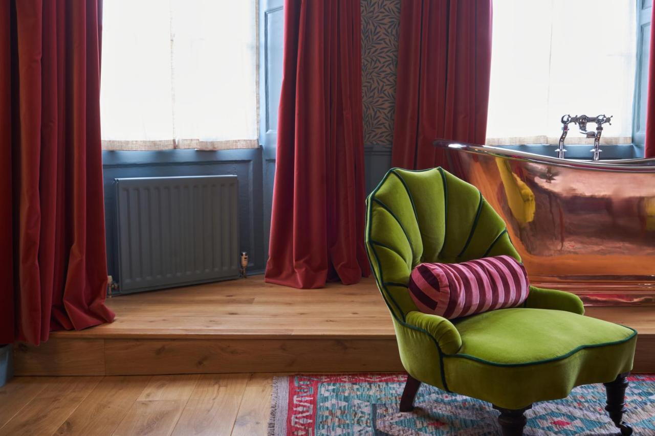 Mitre Hotel Kingston upon Thames  Exterior foto Curtains made from velvet