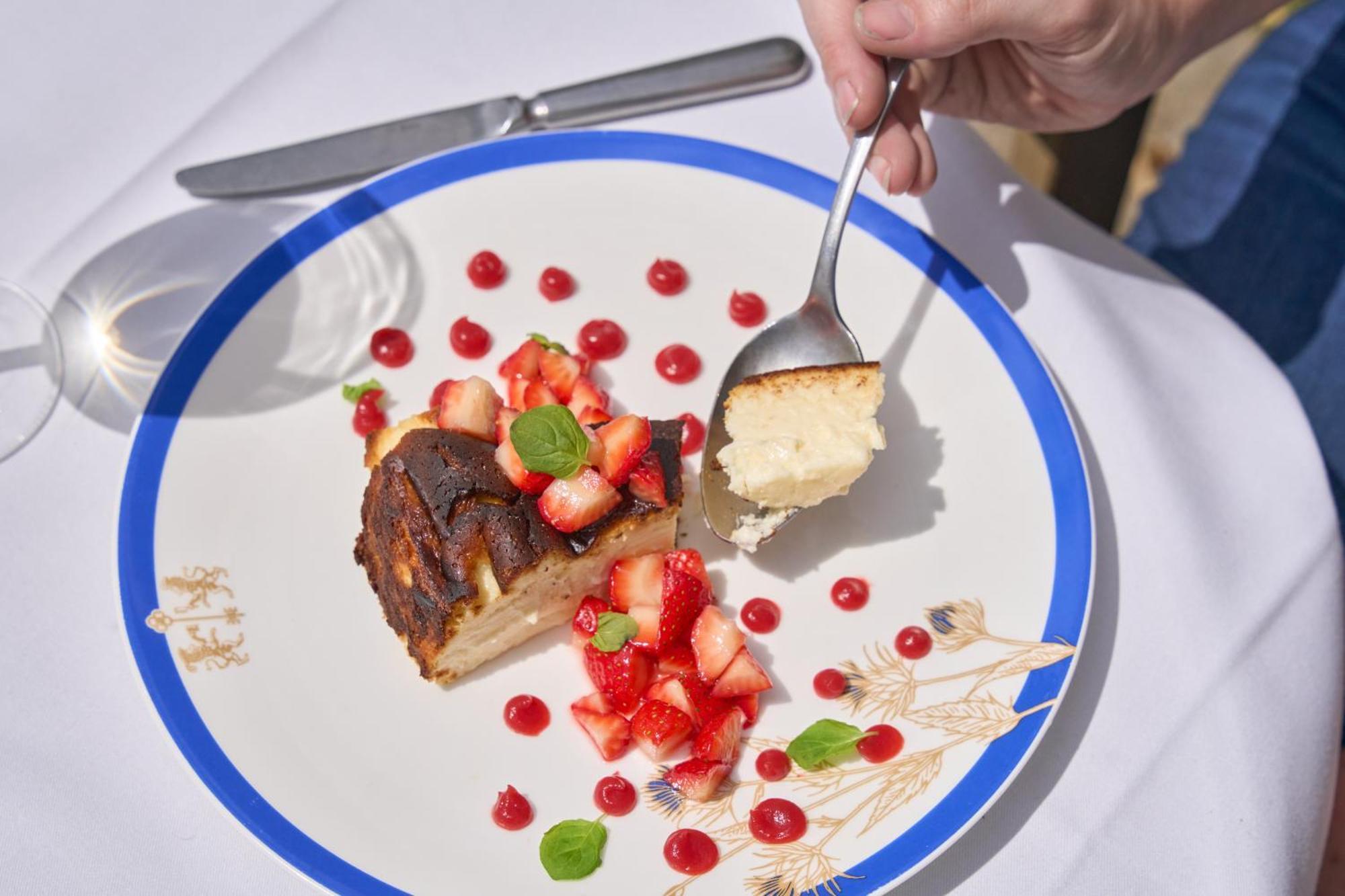 Mitre Hotel Kingston upon Thames  Exterior foto A person eating a dessert with a spoon