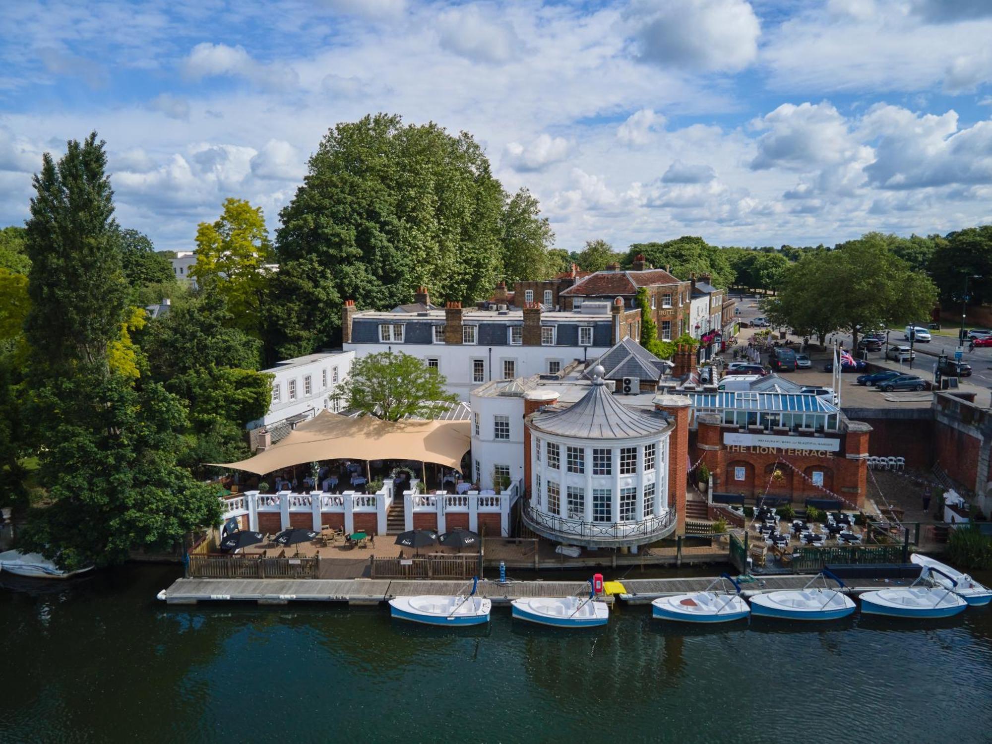 Mitre Hotel Kingston upon Thames  Exterior foto The River Wey at Farnham