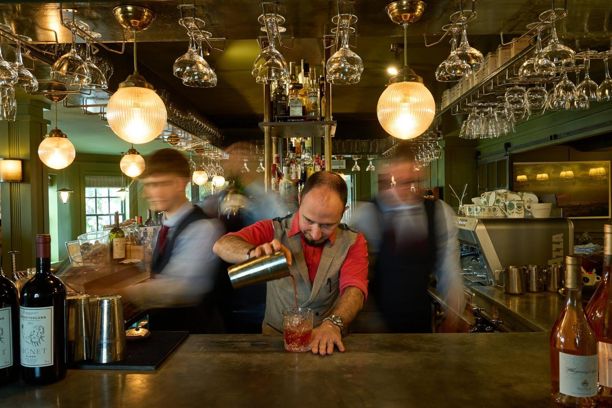 Mitre Hotel Kingston upon Thames  Exterior foto A bartender at work