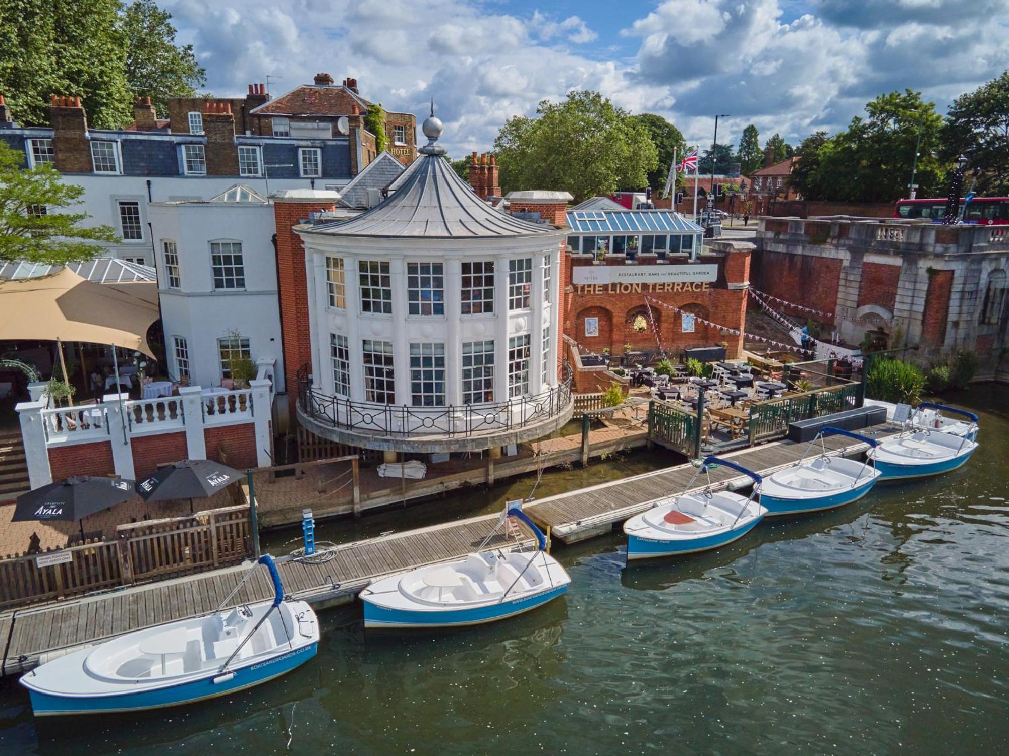 Mitre Hotel Kingston upon Thames  Exterior foto The River Wey at the centre of Farnham